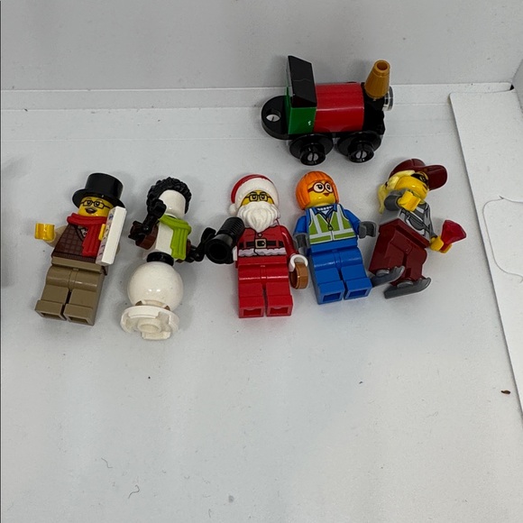 LEGO Festive Minifigure Collection - Red, Blue, Black - Picture 5 of 5